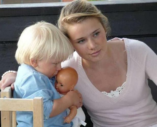 Lina Jacqueline Bryant, «Ia», 13 år, tar väl hand om sin lillebror hemma på Lilleaker i Oslo sommaren 2008.