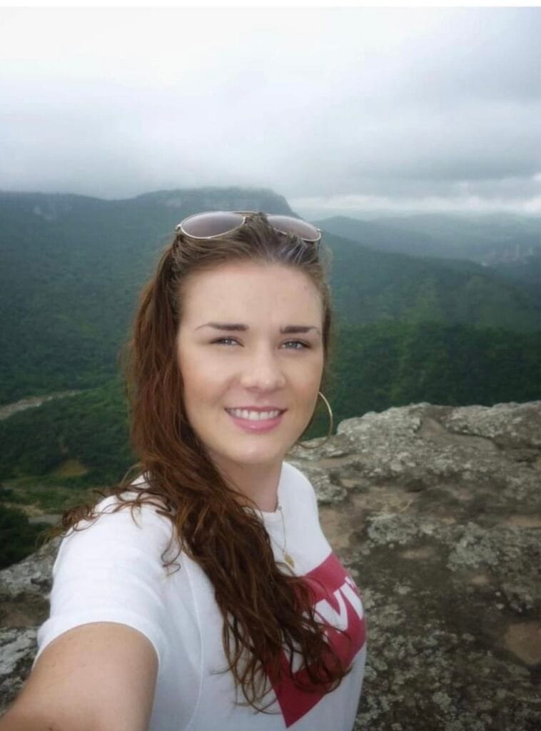 Lina Jacqueline Bryant på sin första resa ensam till Sydafrika och till sin farfar, «Gramps» Graham Bryant, 2014.