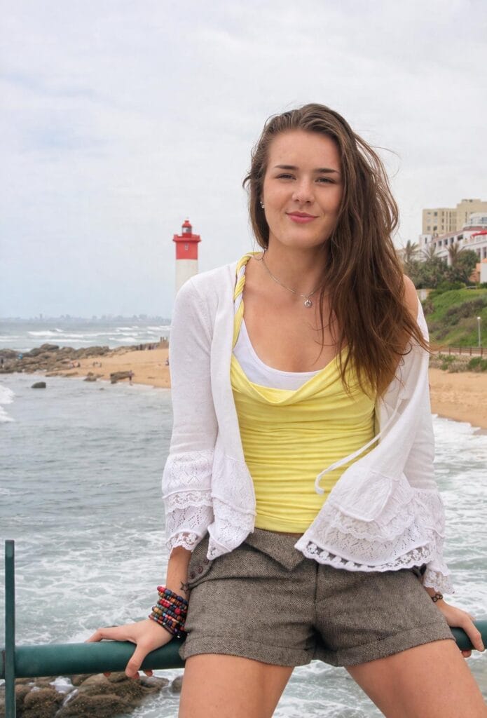 Lina Jacqueline Bryant på resa med Camilla till familjen och farfar «Gramps» Graham Bryant i Umhlanga, Durban, 2014.
