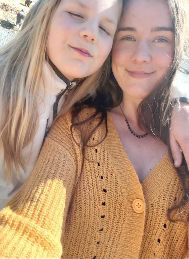 Lina Jacqueline Bryant, varma och fina «Ia», tillsammans med sin yngsta lillasyster 2020.