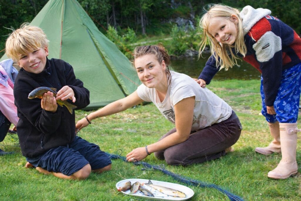 Lina Jacqueline Bryant som ivrig fiskare på höstlov i Telemark med syskon, bonussyskon och familj 2016.