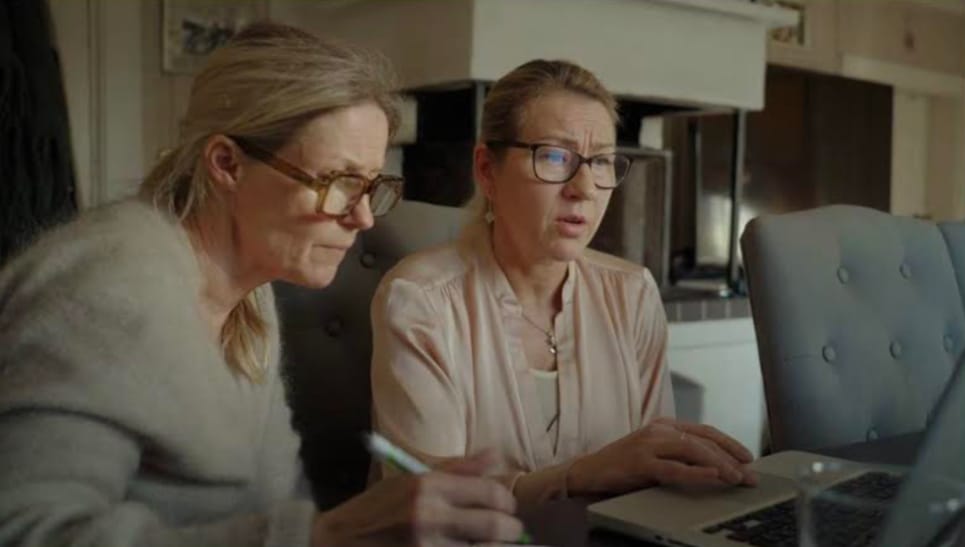 Journalisten Helene Sandvig och mamma Camilla går igenom journaler från NÄL om Lina Jacqueline Bryant.